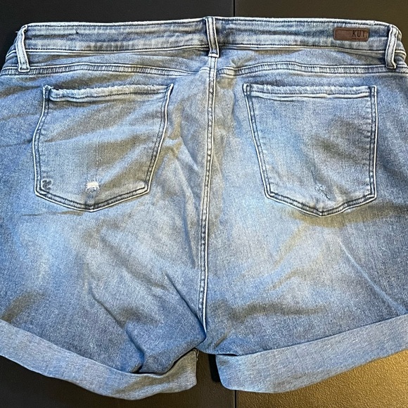 Kut from the Kloth Catherine Boyfriend Shorts 22W - Picture 2 of 3